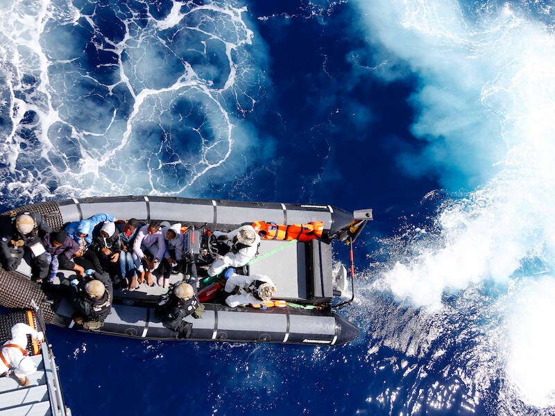 Migranten worden gered tijdens de operatie Sophia op de Middellandse Zee.