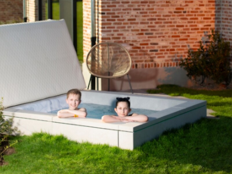 Prototype van Garleau, een ligbed dat met één druk op de knop openschuift en een jacuzzi tevoorschijn tovert. 