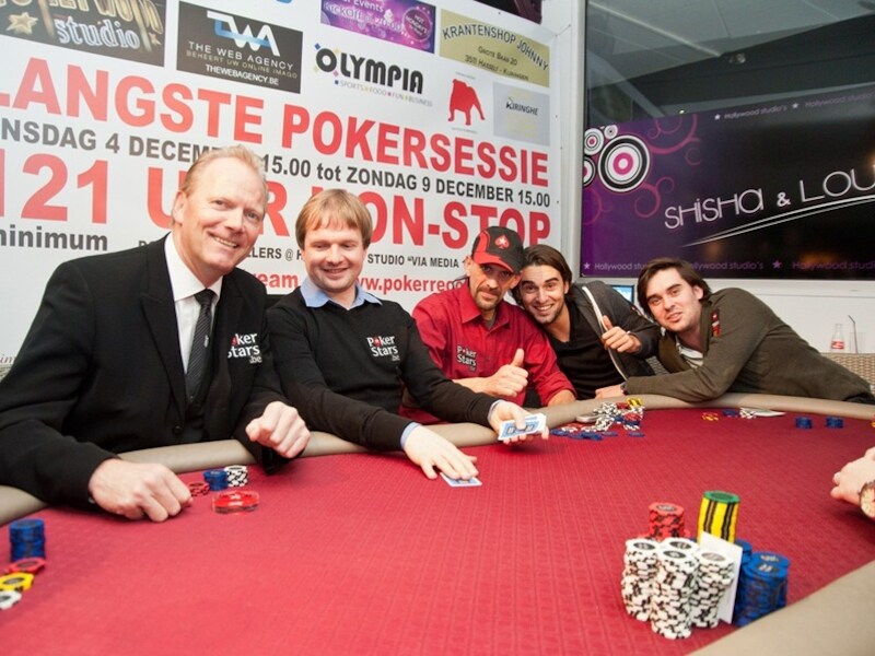 Eric Smellers (m) in gezelschap van de broertjes De Meulder, Marcel Luske en Bram Cops, marketing manager van PokerStars