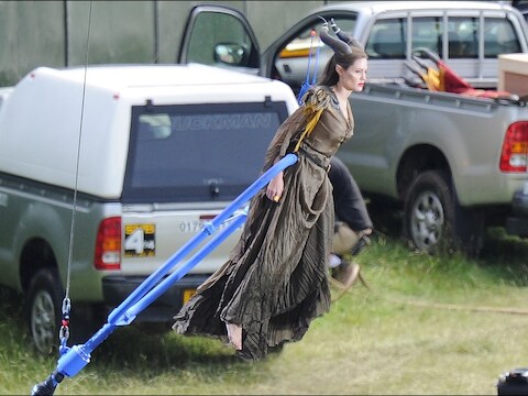 Angelina vliegt met haar horens de lucht in.