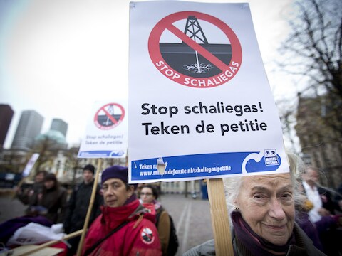 Leden van Milieudefensie demonstreren tegen de winning van schaliegas.