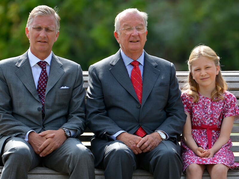 Kroonprins Filip, naast koning Albert II en prinses Elisabeth.