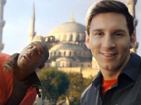 De confrontatie: Kobe verpest de foto van Lio Messi.