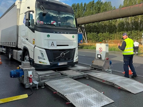 Er werden in totaal 9 vrachtwagens gecontroleerd.