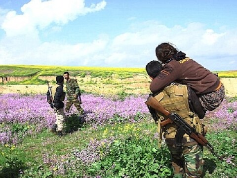 Mannen uit het netwerk van advocaat Khaleel brengen de vrouwen te voet naar Sinjar, een wandeltocht van twee dagen en nachten.
