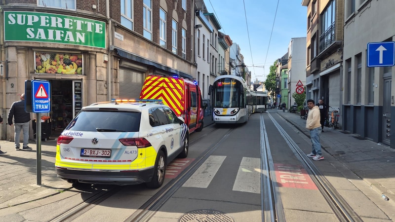 Diepestraat was closed for some time by the emergency services and tram traffic could not pass.