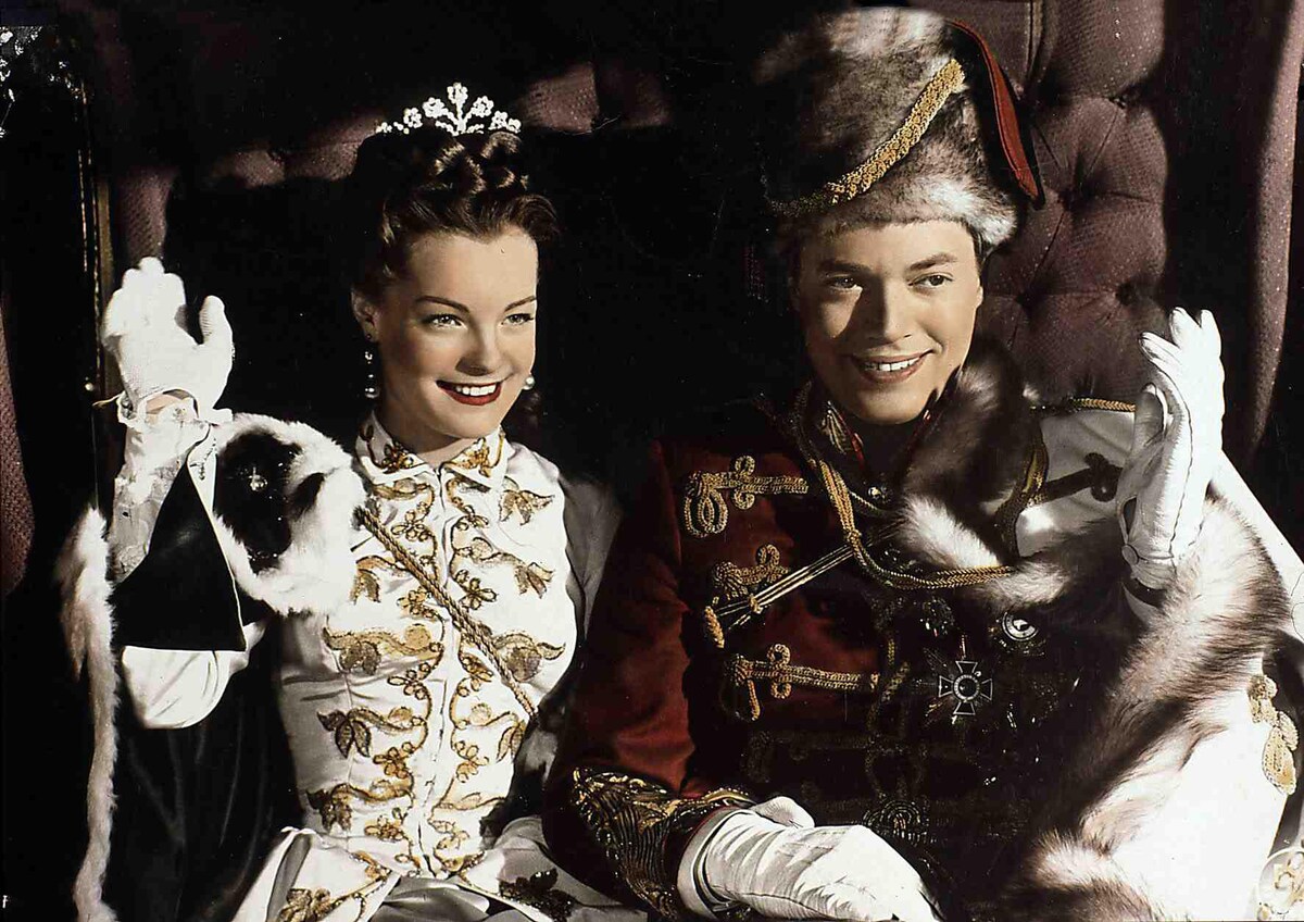 Romy Schneider y Karlheinz Böhm como Sissi y Franz en la icónica película. 