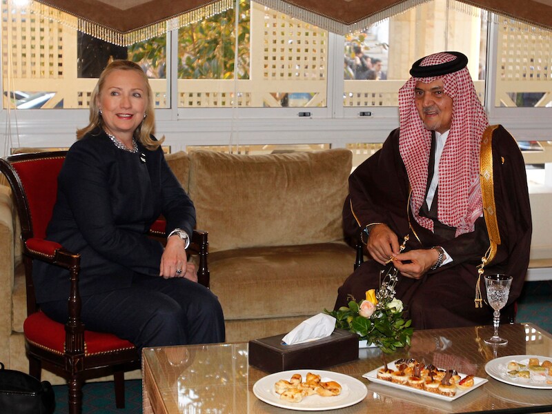 Toenmalig Amerikaans buitenlandminister Hillary Clinton in februari 2012 bij haar Saoedi-Arabische ambtsgenoot prins Saoed al-Fayçal.