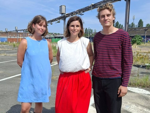 Cultuurschepen Lien Van de Kelder (midden) investeert in de vzw ‘De Halte’ van Roos de Buysscher en Pjotr Durlet.