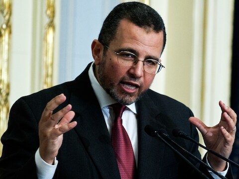 Oud-premier van Egypte Hicham Qandil tijdens een persconferentie in 2012.