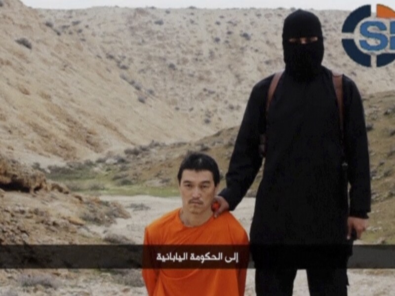 De Japanse fotograaf Kenji Goto voor zijn executie door 'Jihadi John'. Of was het ook ditmaal voor de schijn?