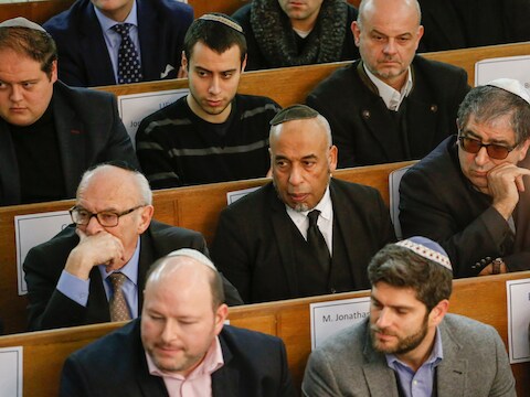 Voorzitter van de EMB Nourreddine Smaili (midden) tijdens een ceremonie voor de slachtoffers van de aanslagen in Parijs.