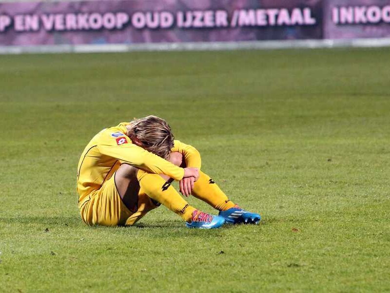 Roda JC-speler Henk Dijkhuizen verwerkt het verlies tegen NEC.