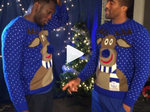 Romelu Lukaku en zijn ploegmakker Sylvain Distin zijn al helemaal in de kerstsfeer, let maar eens op hun schattige Rudolftrui.