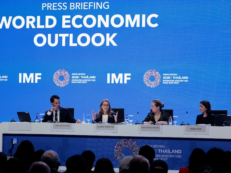 Medewerkers van het IMF geven een persconferentie in Bangkok, Thailand.