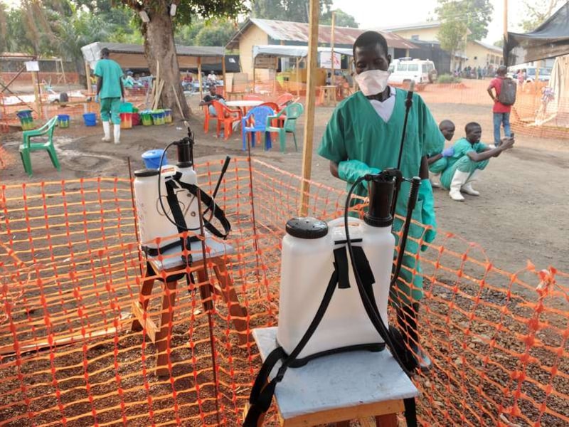 Een medewerker bij de afdeling van Artsen Zonder Grenzen in Guékou, Guinee.