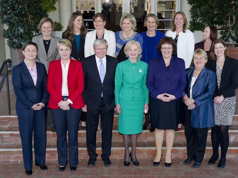 Kevin Rudd met de vrouwelijke leden van zijn nieuw kabinet.