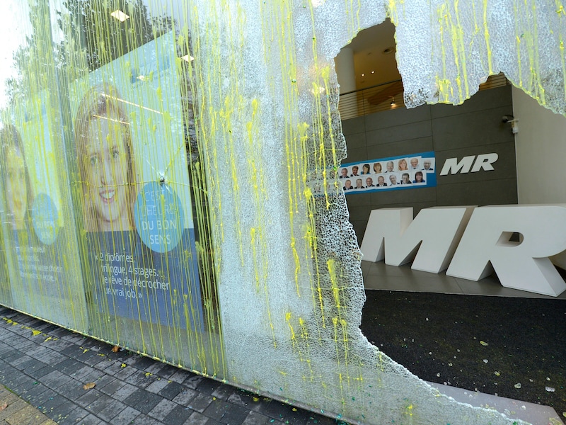 Vakbondsmilitanten richtten dinsdag vernielingen aan aan het hoofdkantoor van de MR.
