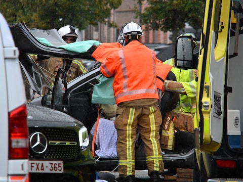 Brandweerlieden verlenen bijstand aan de betrokkenen na het ongeval op de kruising van de Antwerpsestraat met de Edward Claessenslaan.