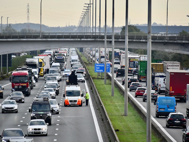 Terwijl de file van het eerste ongeval op de E17 in Deerlijk zich langraam oploste, ontstond in de richting van Kortrijk ook een file door het tweede ongeval.