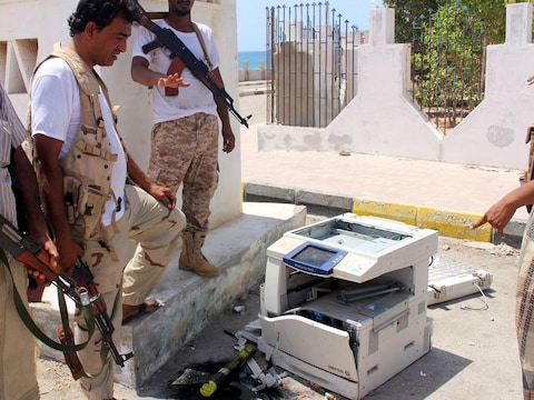 Jemenitische soldaten in een veiligheidspost net buiten de stad Mukalla staan bij een kopieermachine die volgeladen zou zijn met explosieven.