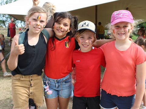 Billie Vanhee (9) uit Hoogstade, Noa Samyn (9) uit Gijverinhove en Lou Vandenbroucke (8) en Juliette Dewulf (8) uit Alveringem: helemaal klaar om op het speelplein samen naar de wedstrijd te kijken.