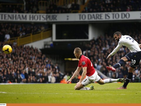 Sandro haalt machtig uit voor de 2-1 in de kruising. Het feestje van Tottenham zou echter niet lang duren.