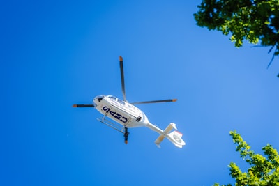 MUG-helikopter landt op E40 na medische interventie in Aalter: rijbaan opnieuw vrij