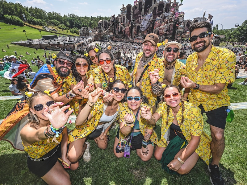 Eendjes veroveren Tomorrowland: dit is waarom festivalgangers massaal ‘quack’ uitdelen aan vreemden