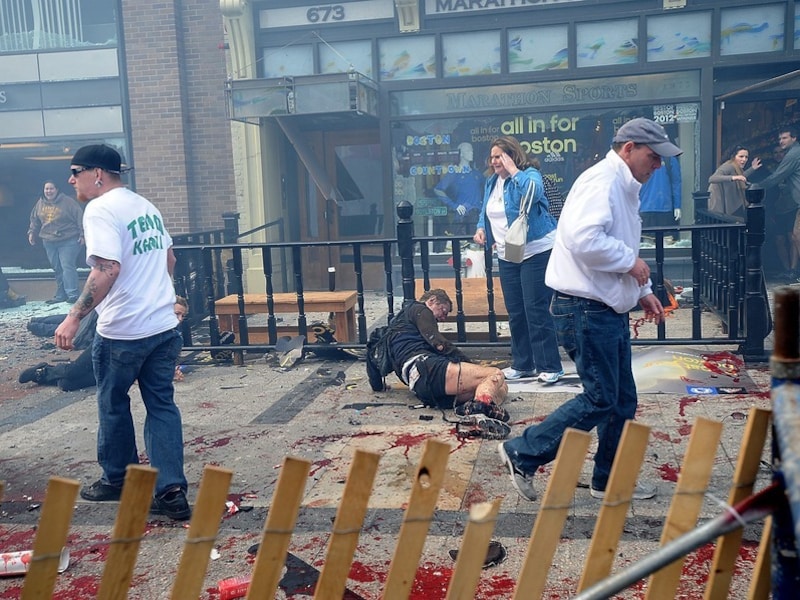 Gewonden in de buurt van de finishlijn van de marathon in Boston net na de explosies.