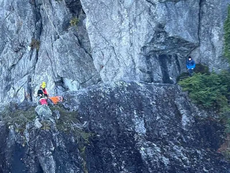 De reddingsdiensten zoeken een weg naar de 16-jarige jongen op de bergwand.