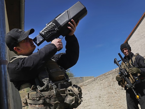 Amerikaanse militair demonstreert het gebruik van een DroneGun Mk 4 tijdens de militaire oefening ‘Combined Resolve’ in Hohenfels, Duitsland.