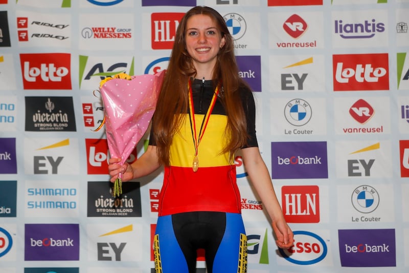 Jilke Michielsen eind 2022 op het podium nadat ze de driekleur in het BK omnium had veroverd.