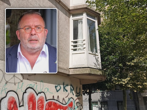 Een gebouw op de hoek van de Defnetstraat en de Vorstse Steenweg, waar een kogelinslag te zien is. Foto inzet: burgemeester van Sint-Gillis Jean Spinette (PS).