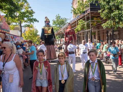 Reus en Reuzin en de reuzenkinderen op stap op de kermis in Wetteren.