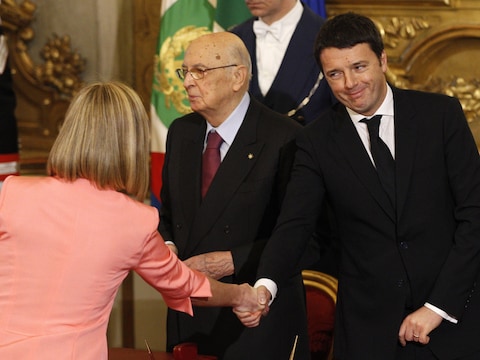 Premier Matteo Renzi met minister van Buitenlandse Zaken Federcia Mogherini en naast de Italiaanse president Giorgio Napolitano.