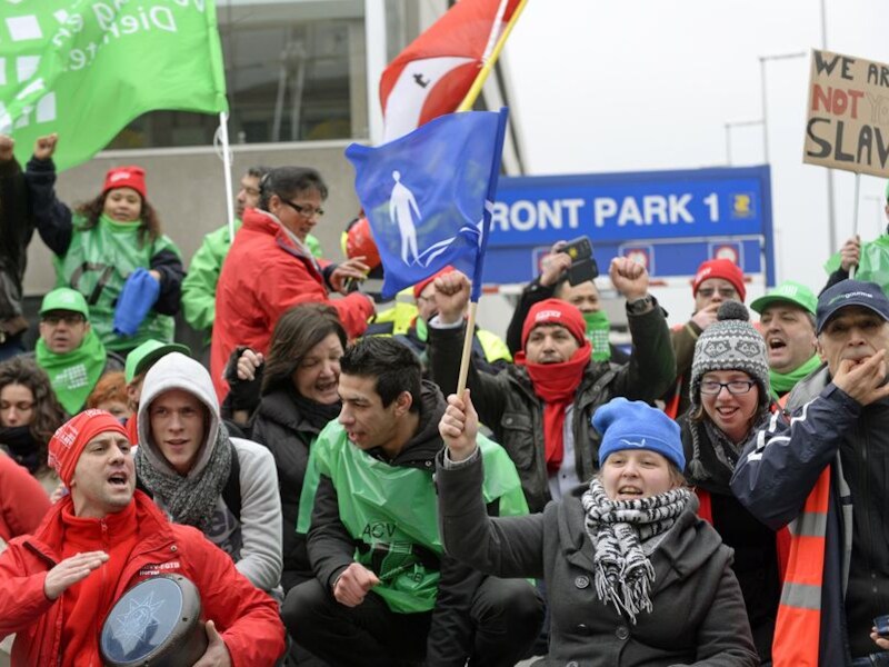 De betogers hielden iets voor de middag een half uur lang een sit-in voor de inkom van het luchthavengebouw.