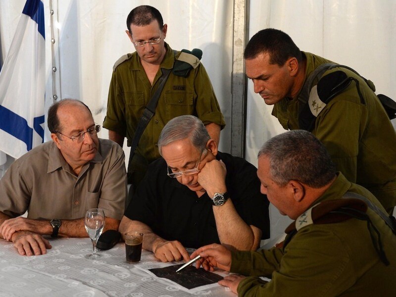 De Israëlische premier Netanyahu (midden) en zijn plaatsvervanger Moshe Ya'alon (links) eerder deze week tijdens overleg.