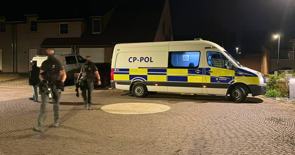 Verwarde man (44) loopt met messen over straat in Lendelede: politie ...