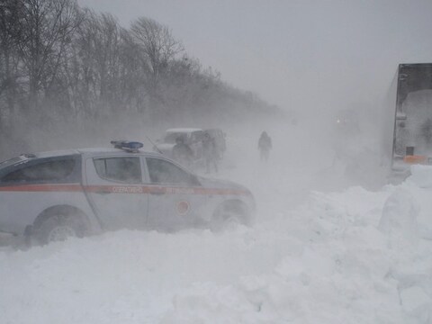 De sneeuw veroorzaakt enorm veel verkeersellende.