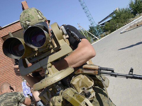 Een Oekraïense grenswacht bij de grens met Rusland