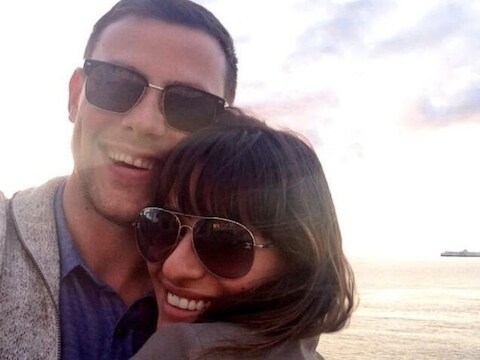 Lea en Cory in een innige omhelzing tijdens een romantisch strandbezoekje.