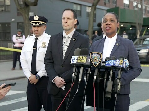Politiecommissaris Keechant Sewel staat de pers te woord na de schietpartij in The Bronx waarbij een 16-jarig meisje om het leven kwam door een verdwaalde kogel.