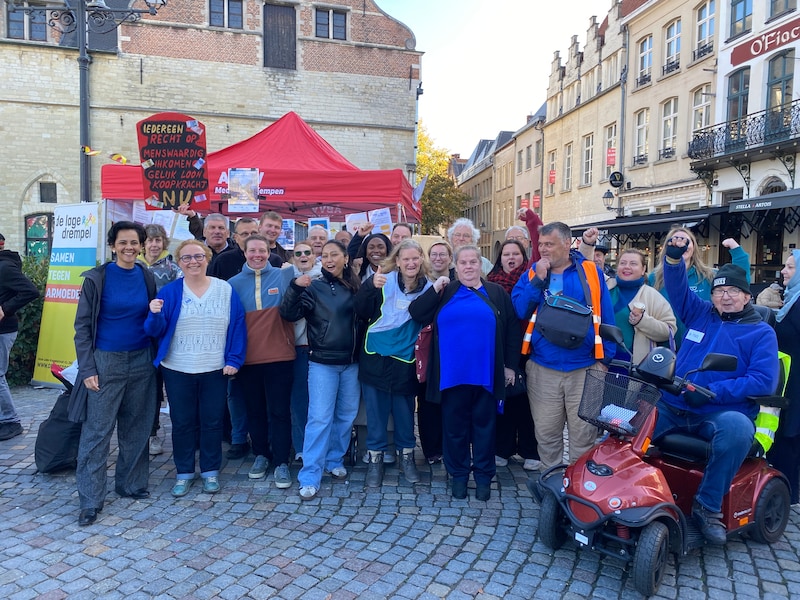 Netwerk tegen Armoede voerde actie op de wekelijkse zaterdagmarkt in Mechelen. 