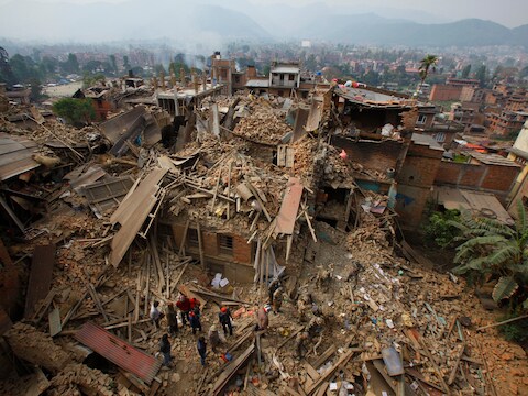 De stad Bhaktapur na de aardbeving van april dit jaar.