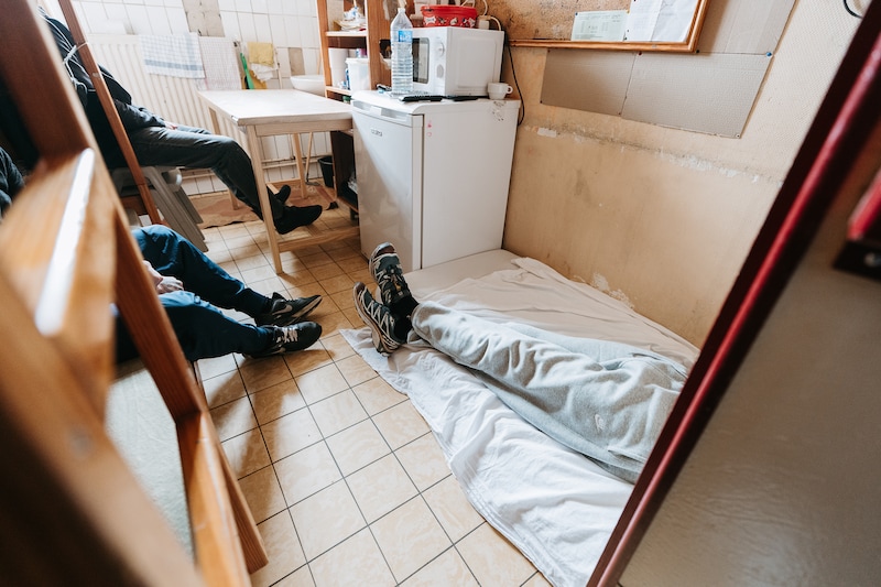 Las cárceles están tan llenas que los reclusos tienen que dormir en el suelo.