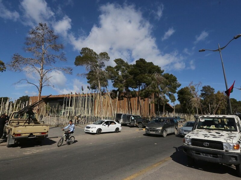 Straatbeeld bij het Libische parlement in Tripoli, begin maart 2014.