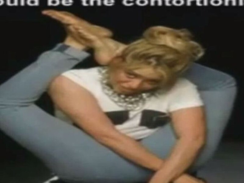 Shakira doet het prima als 'slangenmens'.
