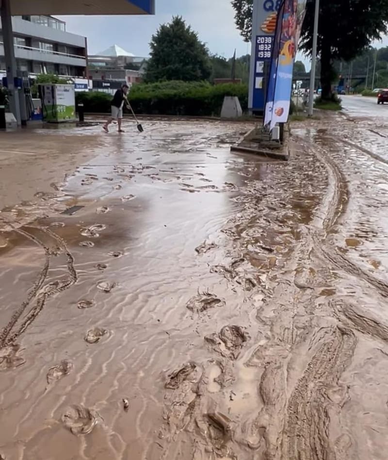 Hevig onweer veroorzaakt wateroverlast en modderstromen: expertisecel roept  op tot voorzichtigheid | Regio | HLN.be
