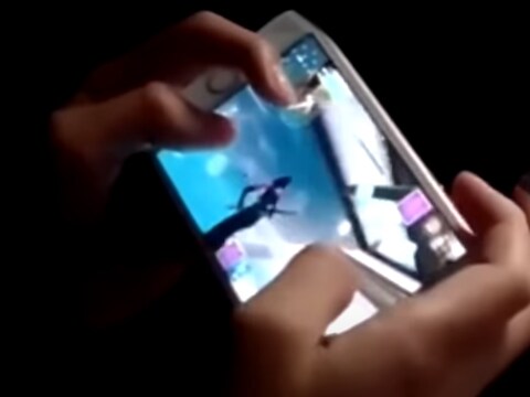 Een speler speelt het razendpopulaire schietspel Fortnite op een iPhone.